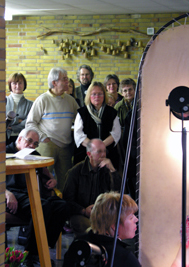 Karina Wellmer-Schnell + Besucher während der Performance "Reflexionen"