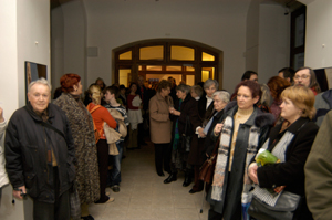 Besucher bei der Performance von Karina Wellmer-shnell, Foto O. Kocourek